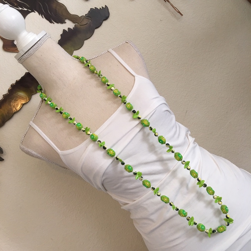 Vintage 60s green floral plastic bead necklace